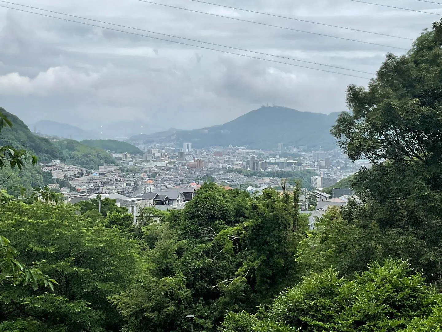 🌦️ 午後に雨が上がり、曇り空の下でも景色がすっかり開けまし...