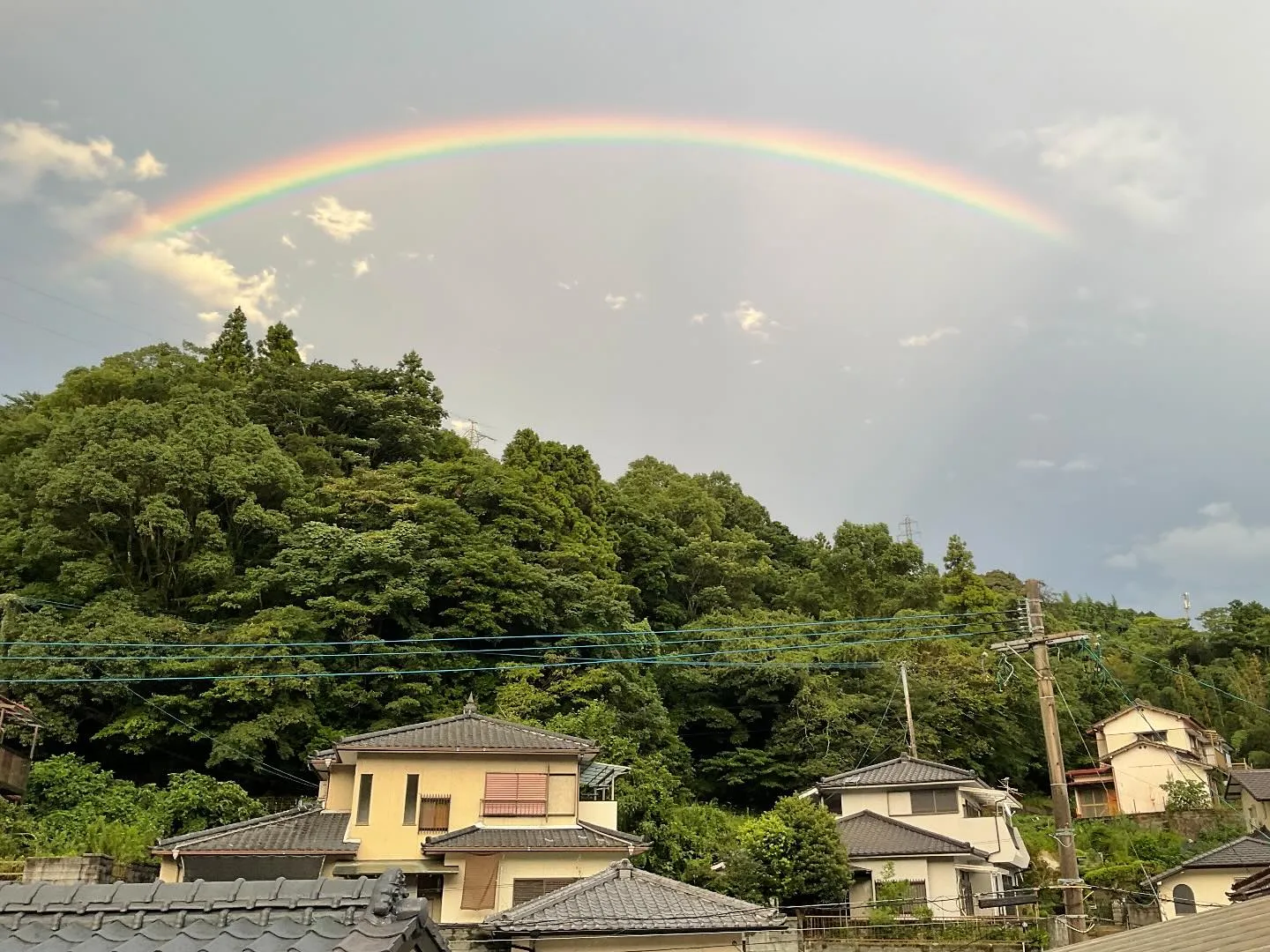 空に素敵なサプライズがかかっていました🌤️✨──美しい虹が顔...